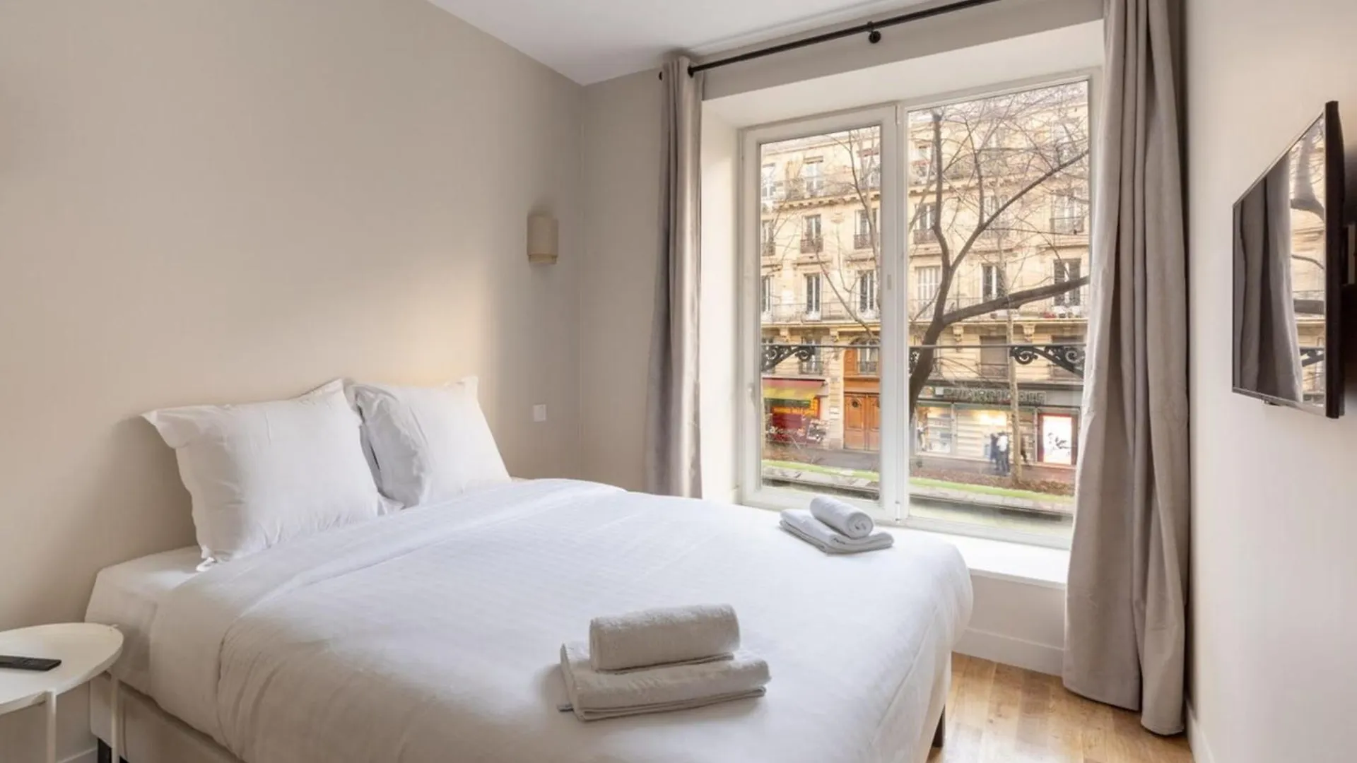 Modern Open-Air Apartment Near Montmartre Parigi