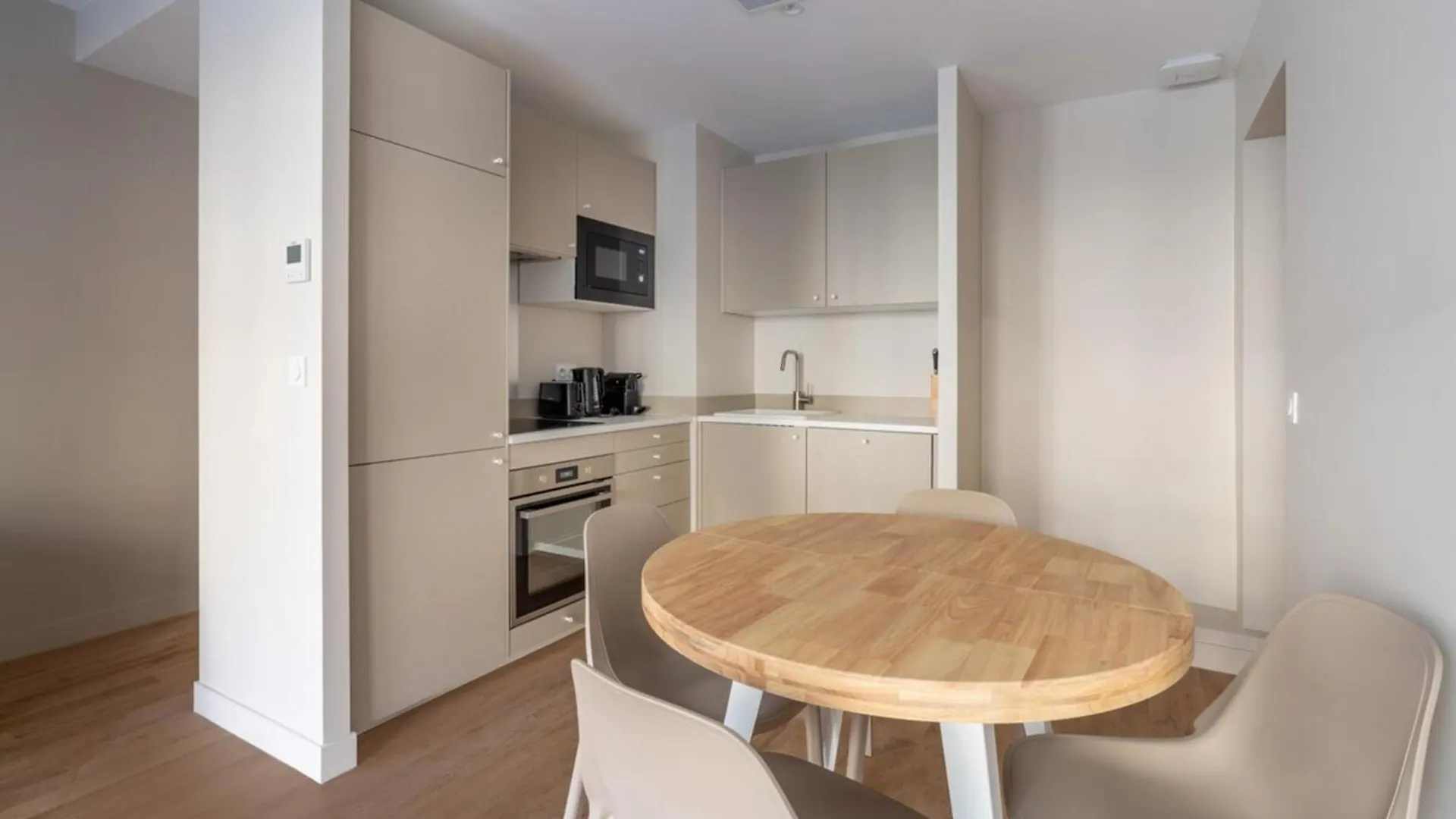 Modern Open-Air Apartment Near Montmartre Parigi