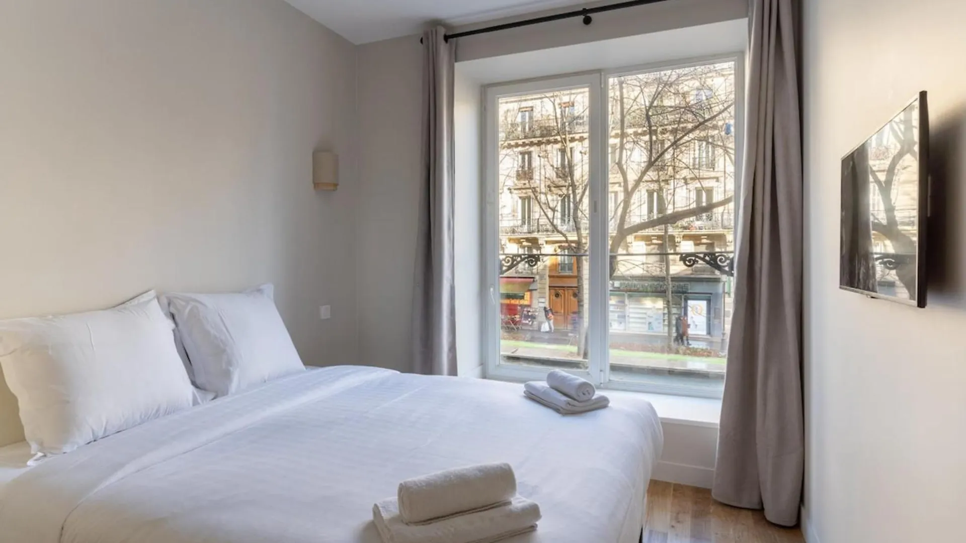 Modern Open-Air Apartment Near Montmartre Parigi