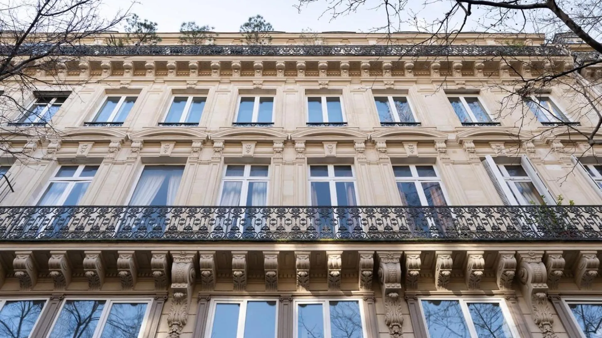 Modern Open-Air Apartment Near Montmartre Parigi
